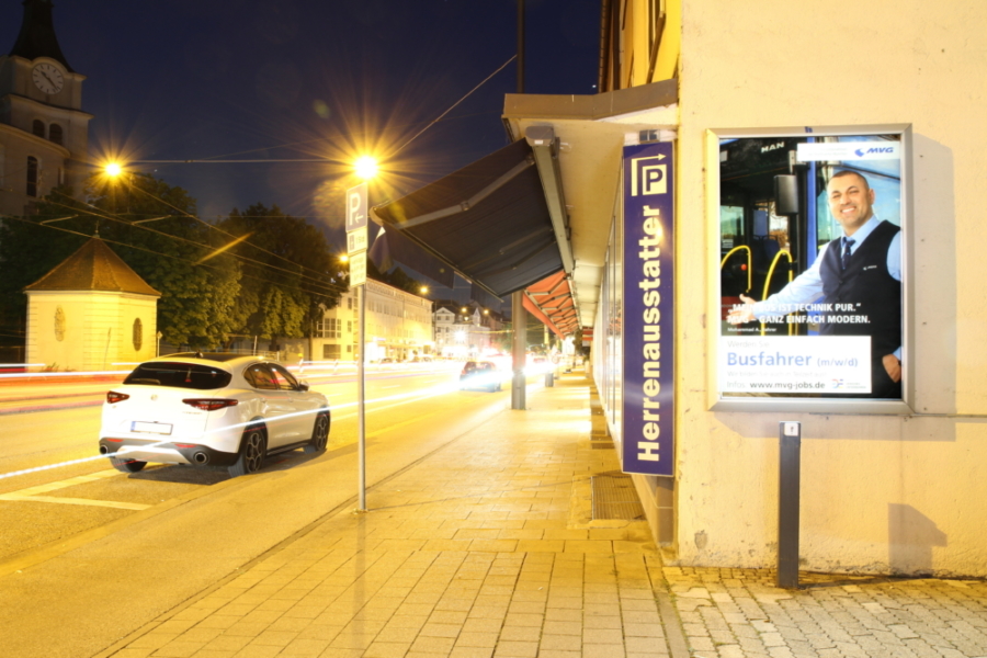 Außenwerbung von einem City Light Poster (CLP) Plakat in München - Notburgastr. 4a Sew - City Light Poster