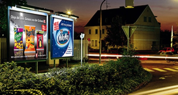 m-plakat Außenwerbung immer präsent am Tag und in der Nacht Nacht