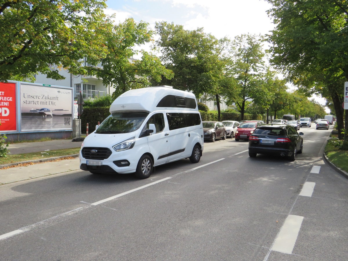 Lerchenauer Straße mit Plakatwerbung für Jobangebote - Plakatwerbung für Jobangebote