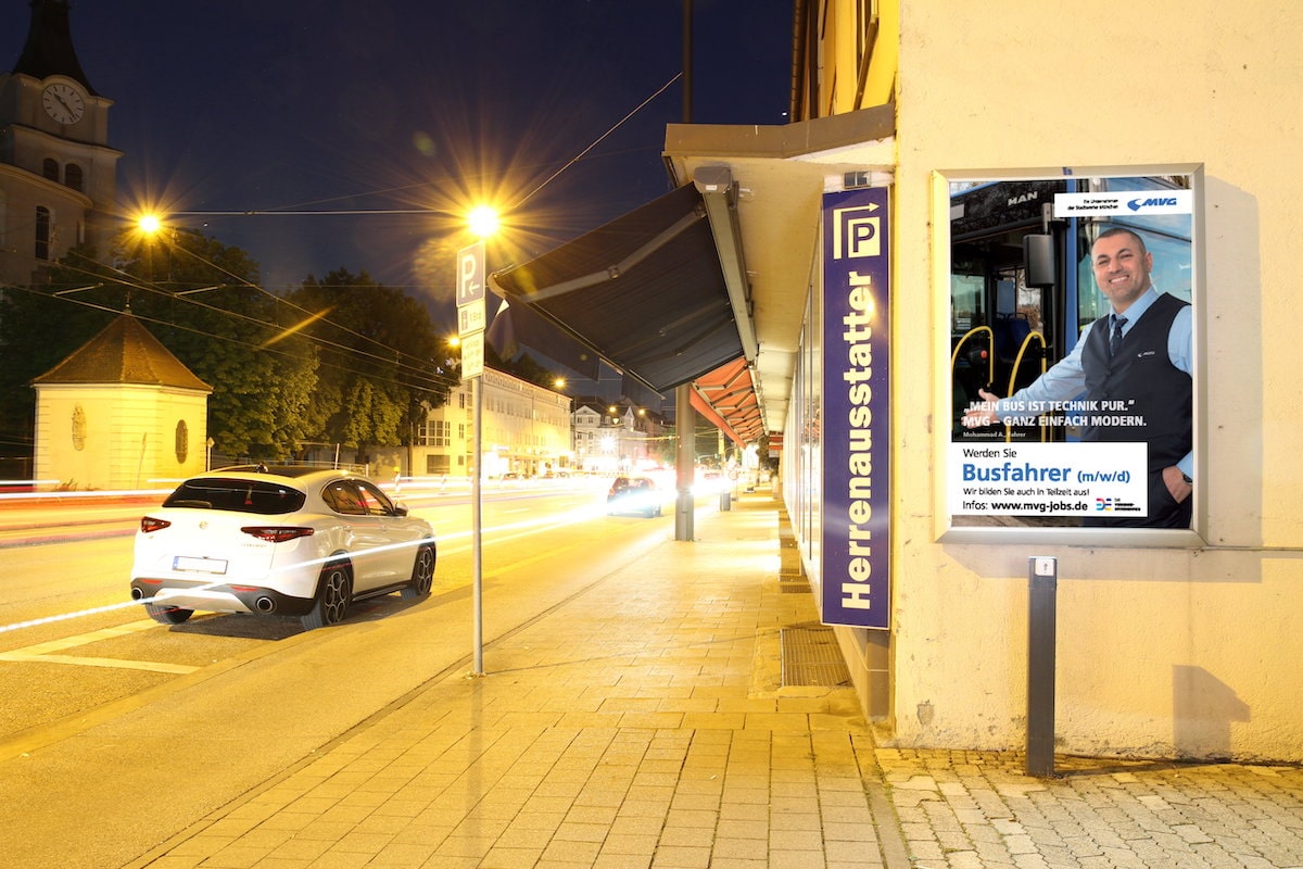 Notburgastraße mit Plakatwerbung für Jobangebote - Plakatwerbung für Jobangebote