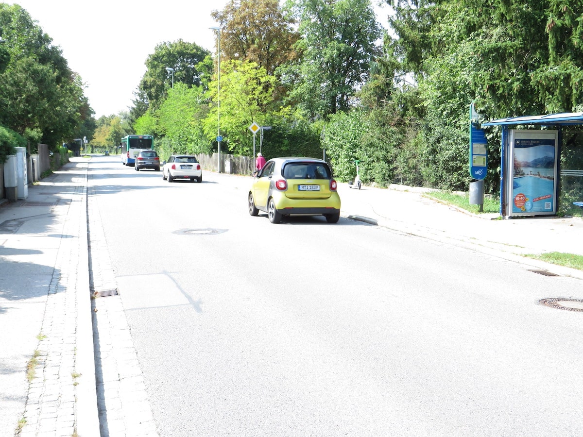 Bushaltestelle in Gauting mit auffälliger Plakatwerbung für Passanten und Fahrgäste - Gauting