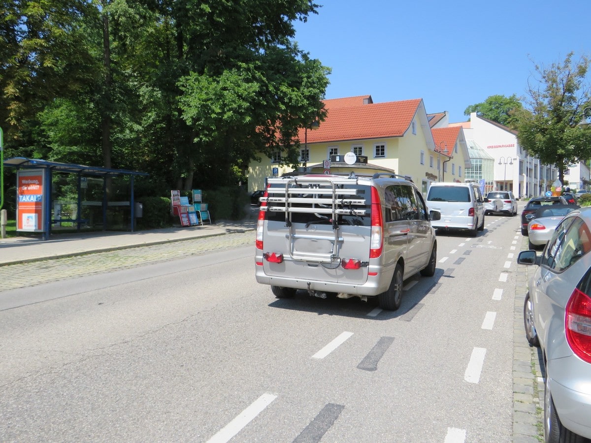 Bushaltestelle in Gauting mit großem Werbeplakat an der Seitenwand - Gauting