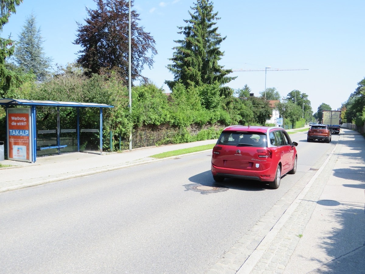 Plakatwerbung an einer Bushaltestelle in Gauting - Gauting