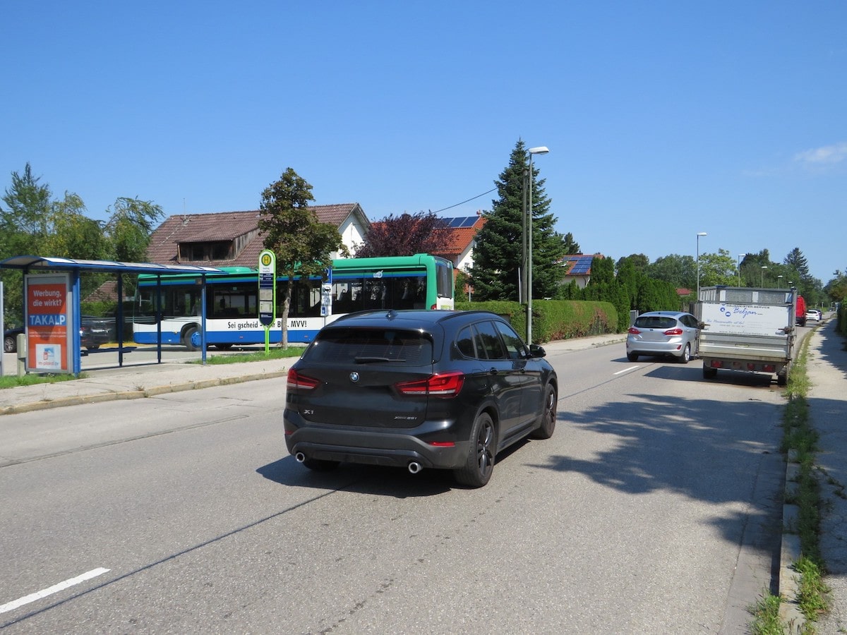 Plakatwerbung an einer Bushaltestelle in Gauting - Gauting