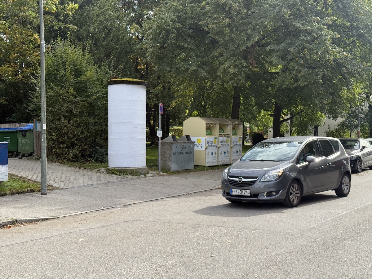 Litfaßsäule mit Plakatwerbung in Germering - Germering
