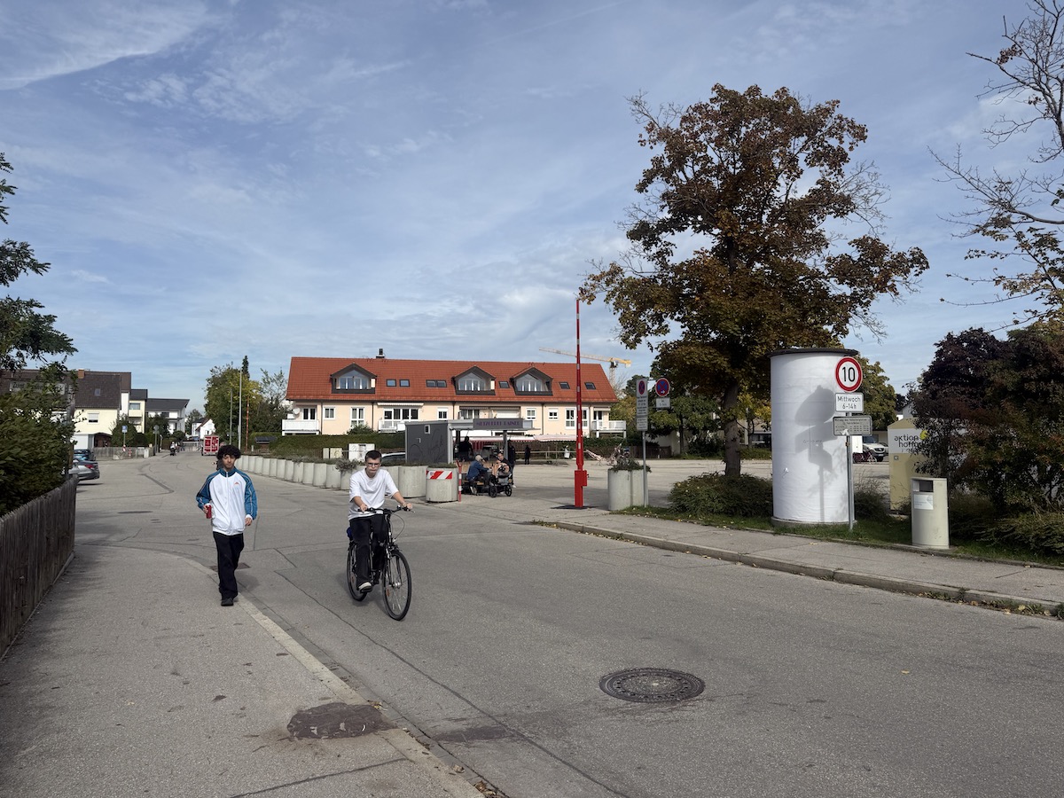 Lokale Werbung auf Litfaßsäule - Germering