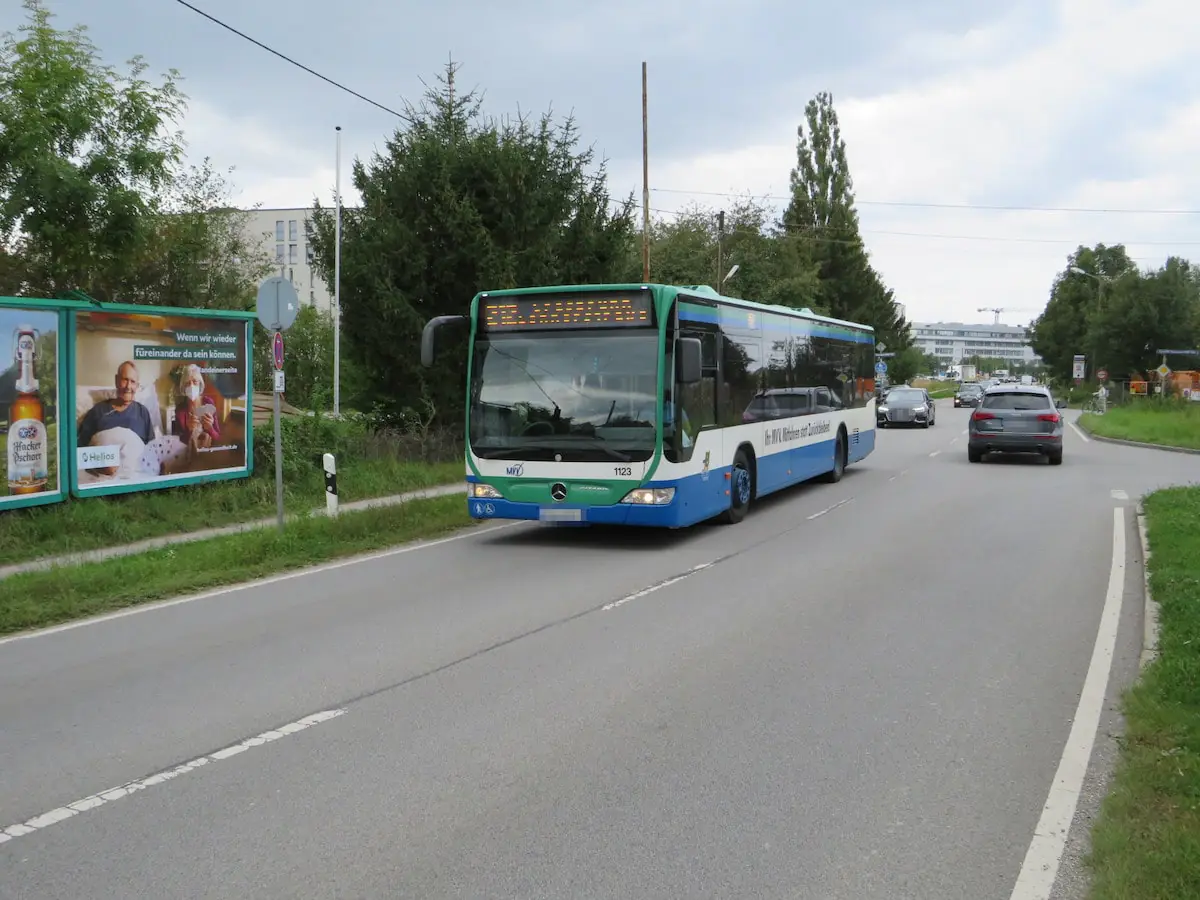 Carl Wary Straße mit Werbetafeln für Stellenanzeigen - Plakatwerbung für Jobangebote