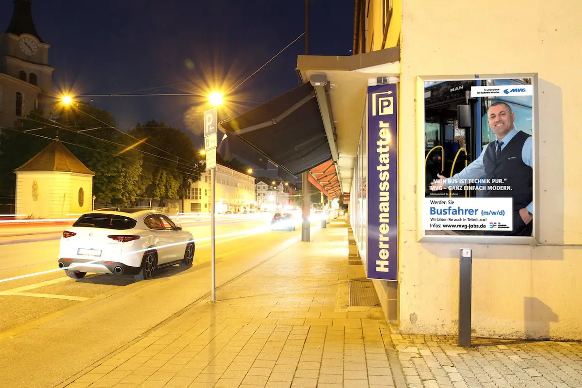 Notburgastraße mit Plakatwerbung für Jobangebote - Plakatwerbung für Jobangebote