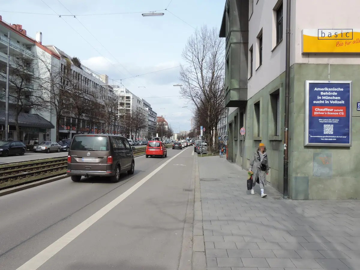 Schließheimer Straße mit Plaketwerbung für Chauffeure - Plakatwerbung für Jobangebote